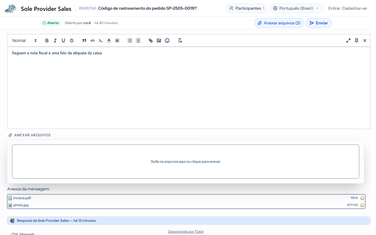 Uma resposta aberta em um chamado, com o botão Anexar arquivos mostrando a contagem de dois, a área tracejada para soltar arquivos abaixo do editor e invoice.pdf e photo.jpg listados logo abaixo
