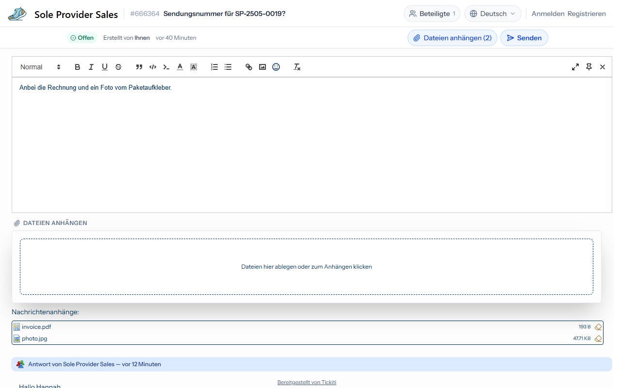 Eine geöffnete Antwort in einem Ticket: die Schaltfläche „Dateien anhängen“ mit der Anzahl zwei, der gestrichelte Ablagebereich unter dem Editor und darunter die Dateien invoice.pdf und photo.jpg