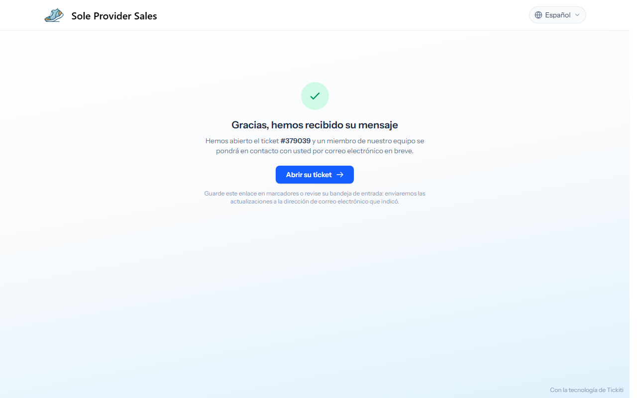 La confirmación: una marca de verificación verde, el número del nuevo ticket y un botón Abrir su ticket