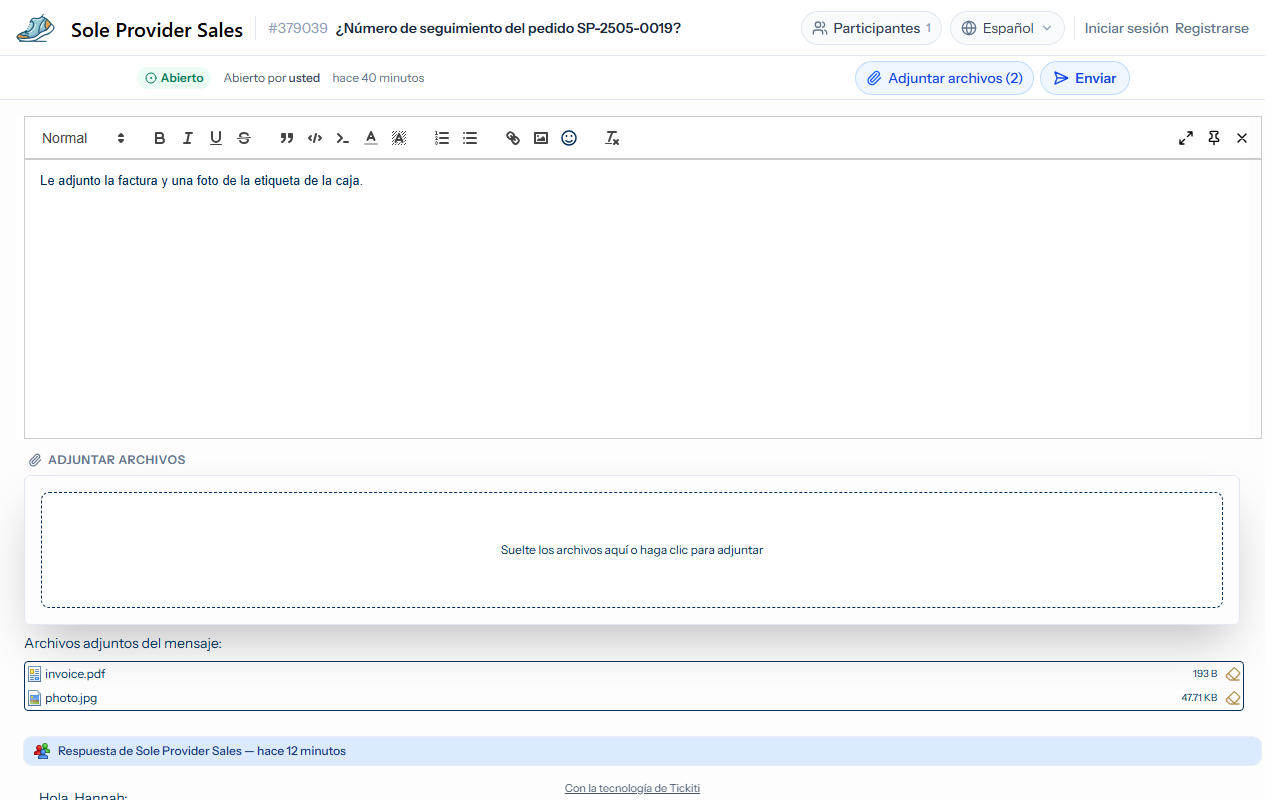 Una respuesta abierta en un ticket, con el botón Adjuntar archivos que indica dos archivos, la zona discontinua para soltar archivos debajo del editor, e invoice.pdf y photo.jpg en la lista inferior